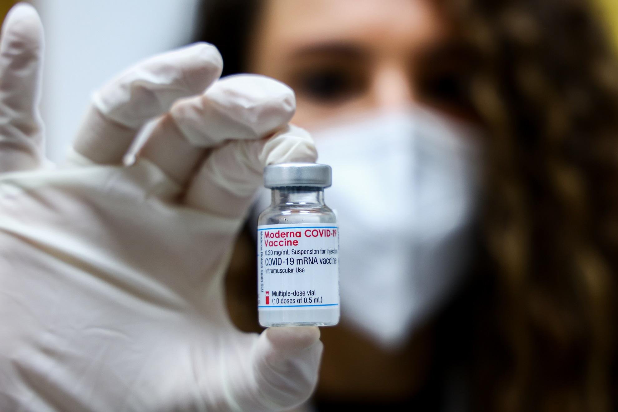 Vaccino Moderna, bugiardino: seconda dose, sintomi, effetti collaterali