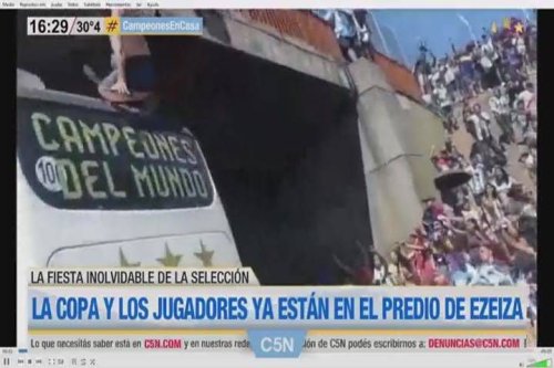 Argentina, due tifosi si lanciano da ponte sul pullman: uno cade - Video