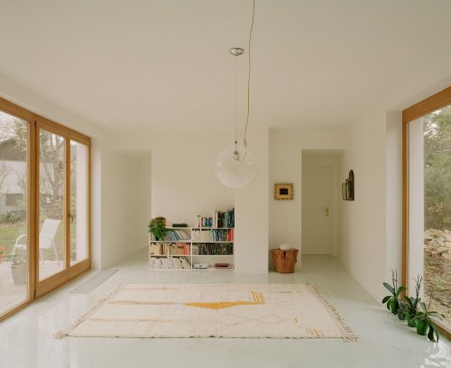 House and Atelier among the Foothills of Buda / GUBAHÁMORI