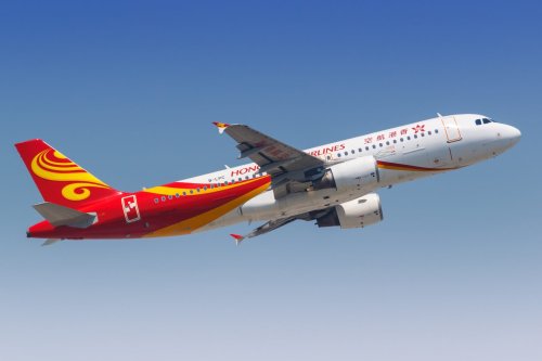 HK Airlines crew race to extinguish overhead bin fire: video