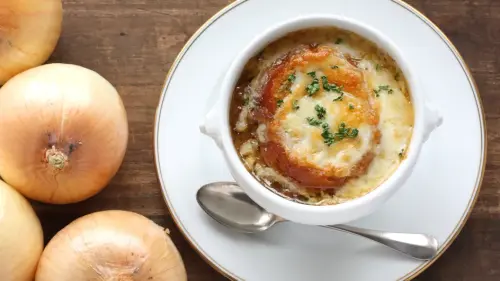 François-Régis Gaudry dévoile sa recette ultra fondante du gratin d’oignons