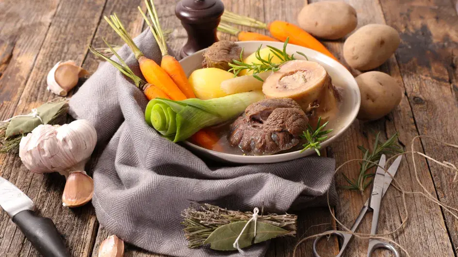 Pot-au-feu et œufs au lait à la vanille : le menu de Cyril Lignac à moins de 3 euros par personne
