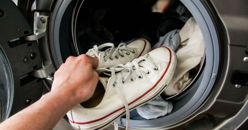Découvrez l'astuce imparable pour laver vos baskets à la machine sans les abîmer