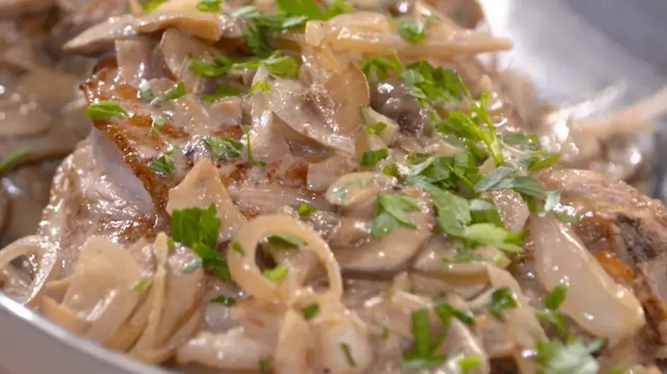 Laurent Mariotte partage sa délicieuse recette de côte de veau à la crème et aux champignons