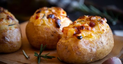 "Fromage coulant, lardons grillés, crème onctueuse" : notre recette de pommes de terre farcies façon tartiflette