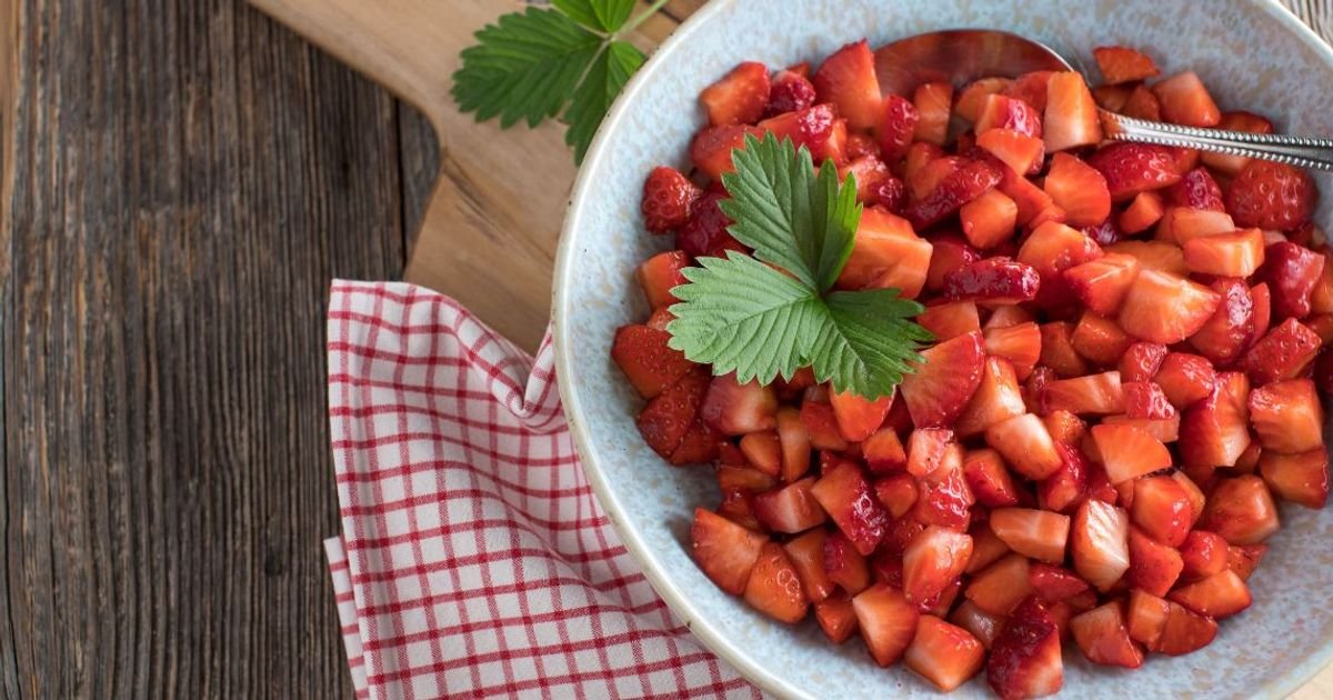 La délicieuse recette de salade de fraises à la fleur d’oranger de Cyril Lignac