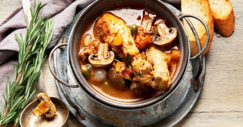 Connaissez-vous le poulet à la bourguignonne, cette recette de Laurent Mariotte parfaite pour changer du bœuf ?
