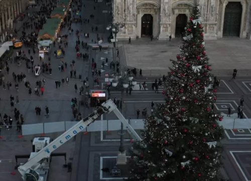 In piazza Duomo arriva l'albero di Natale: alto 42 metri, si ispira alle Olimpiadi 2026