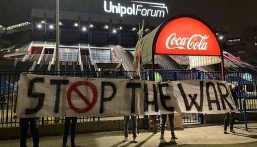 Milano, "stop the war": la protesta degli ultras dell'Olimpia durante la gara contro il Maccabi