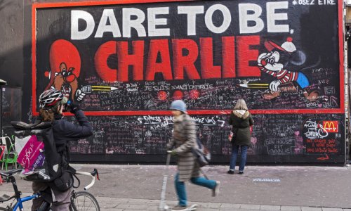 Charlie Hebdo condanna la fatwa contro Rushdie e ironizza sul movente