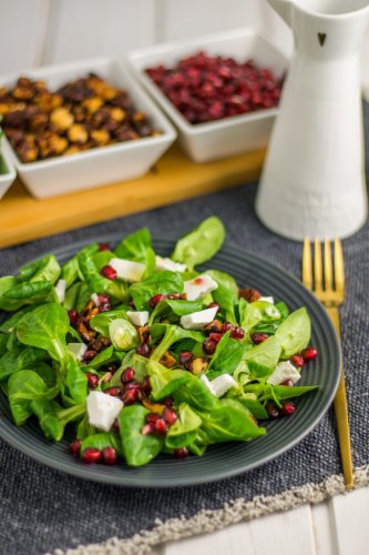 Feldsalat mit Granatapfel und Haselnuss - Aha Foods - Vegane und glutenfreie Rezepte ohne Industriezucker