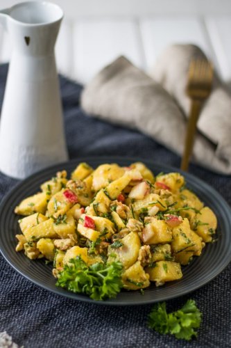 Veganer Kartoffelsalat mit Apfel, Radieschen und Walnuss - Aha Foods - Vegane und glutenfreie Rezepte ohne Industriezucker