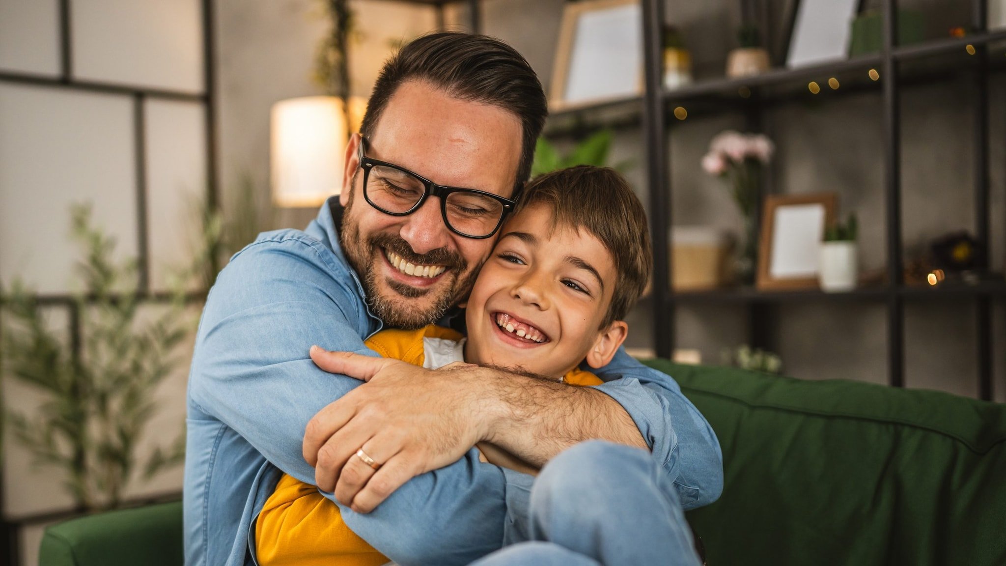 Le fragilità dei papà di oggi, divisi tra l’assenza di un modello di riferimento e il desiderio di esserci per i figli