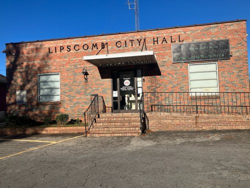 One Alabama mayor kicks another mayor out of city hall after judge’s ruling