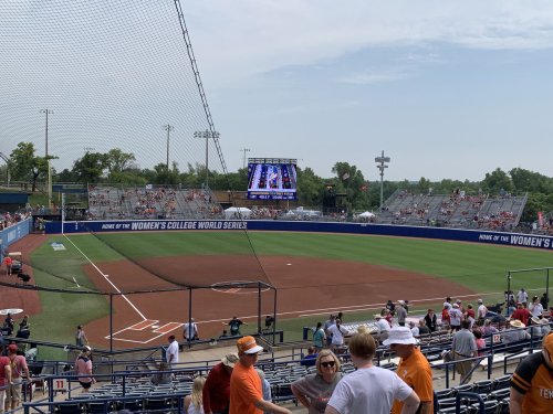 Alabama drops opening WCWS game to Tennessee, again on brink of elimination