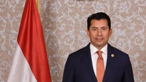 مشجع مصري يرقص عاريا احتفالا بفوز فريقه.. وزير الرياضة يطلب تحقيقا