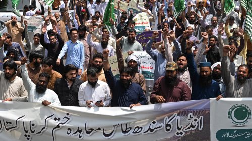 Pakistan suspends trade and closes border with India over Kashmir tensions