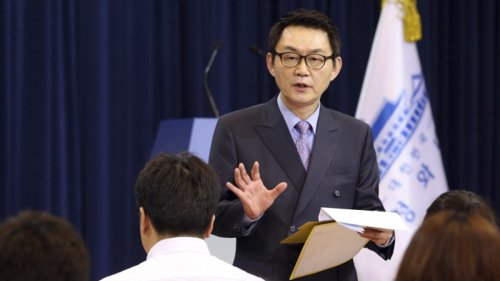 S Korea president sacks chief spokesman