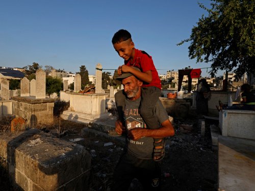 Photos: Gaza struggles to accommodate the living and the dead