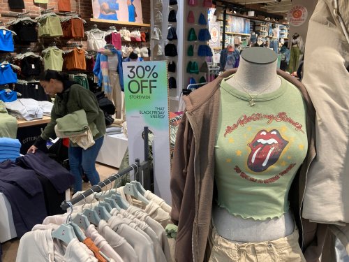 US consumer confidence plunges to four-year low