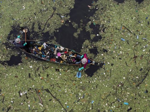 Photos: El Salvador’s biggest freshwater lake swamped by rubbish