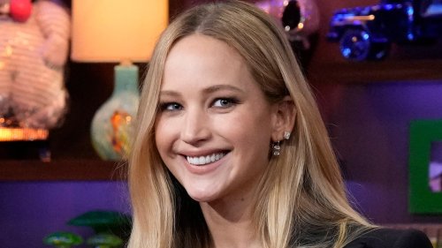 Jennifer Lawrence's Long Waves Are So Shiny, I Need Sunglasses