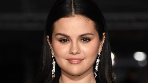 Watch Selena Gomez Slather Her Face With Foundation In the Name of ...