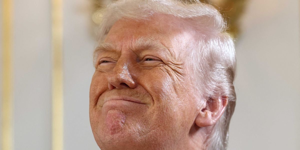 ​Trump installing 15-foot gold statue of himself at his Florida resort