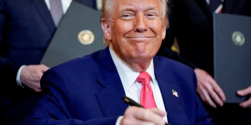 'Ultimate grifter': How Trump could drop his tariffs and take credit for saving economy