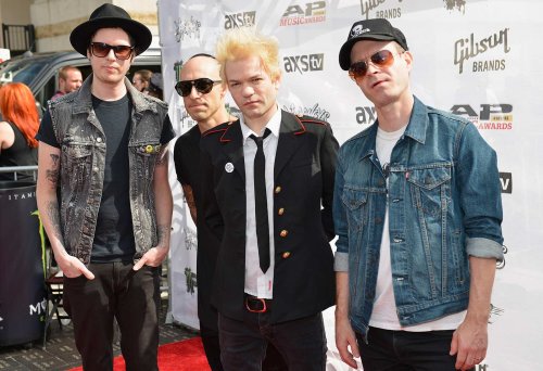 Sum 41 lead singer Deryck Whibley hospitalized for pneumonia as wife mentions risk of heart failure