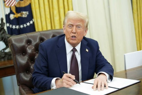 Trump warns Russia of sanctions as Moscow considers cease-fire deal