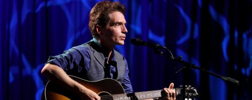 Watch Richard Marx call out a female fan: 'Learn some f—ing manners'