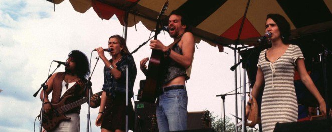 5 Addictive One-Hit Wonders From the 1990s You Still Sing in the Shower