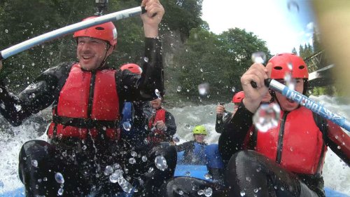 Das erste Mal Rafting: Cooles Erlebnis mit Tipps für Anfänger (Video)