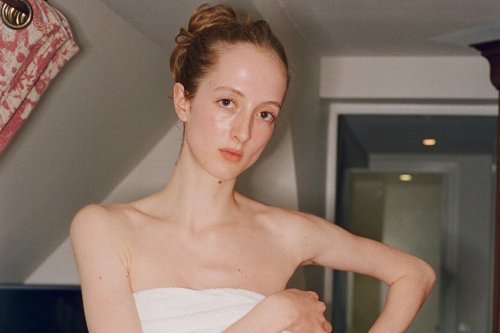 Capturing the Fleeting Intimacy of a Photographer-Model Relationship