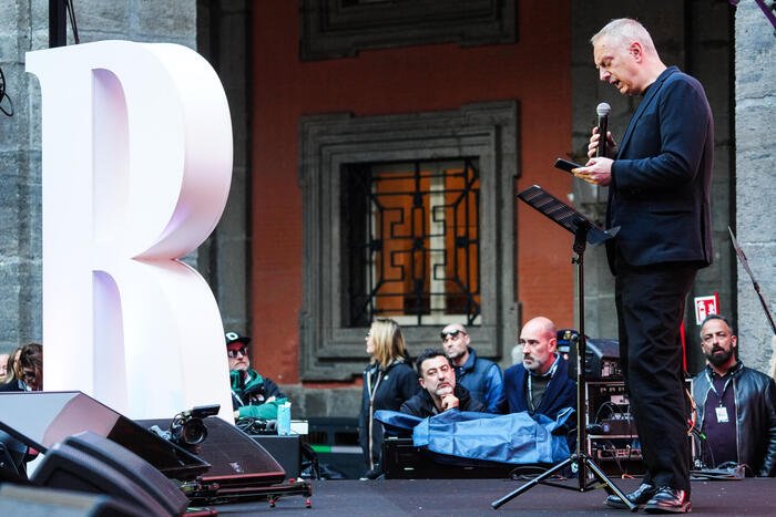 A Napoli applausi per Scurati che legge il monologo: "Ora ho paura, ho un bersaglio sulla faccia" - Notizie - Ansa.it