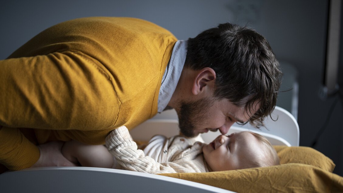 Essere padri oggi? Pochi riconoscimenti, pochi congedi, poca soddisfazione