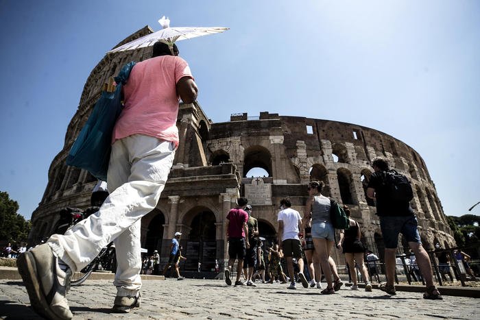Turismo: effetto Covid, Italia perde metà presenze del 2020