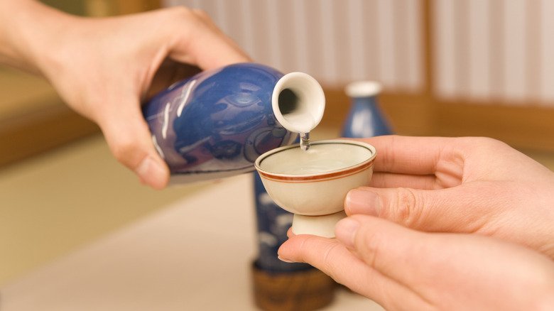 The Surprising Etiquette Mistake You'll Want To Avoid When Drinking In Japan