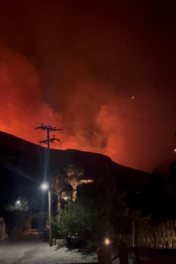 Family sleep on beach to escape Greek wildfires
