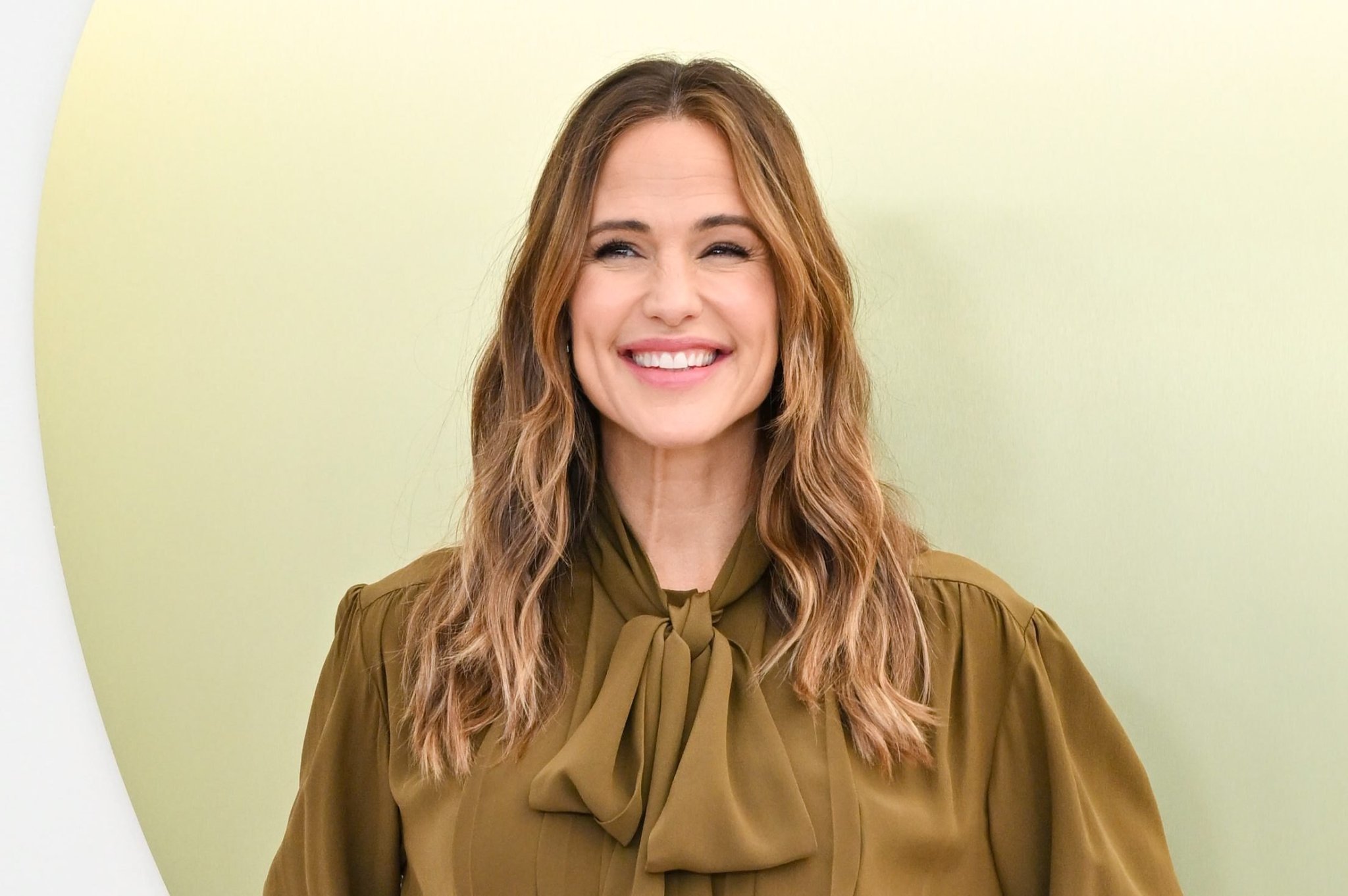 Jennifer Garner Found the Easiest, Most Boutiquey Blouse to Wear With Denim — The $15 Look