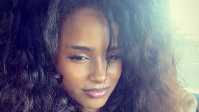 Tyla’s Skirt Comes With a Dangerously High Slit & Plunging Bra