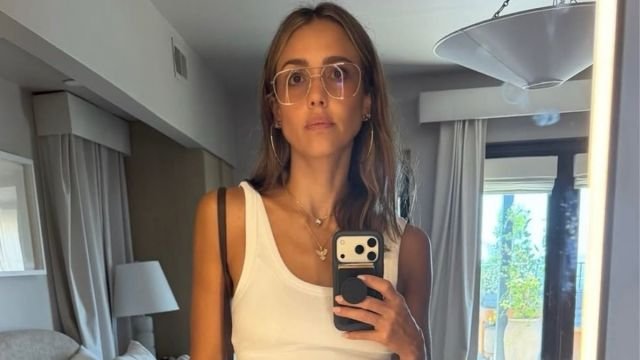 Jessica Alba’s Plunging Fendi Top Hangs by the Thinnest Strings