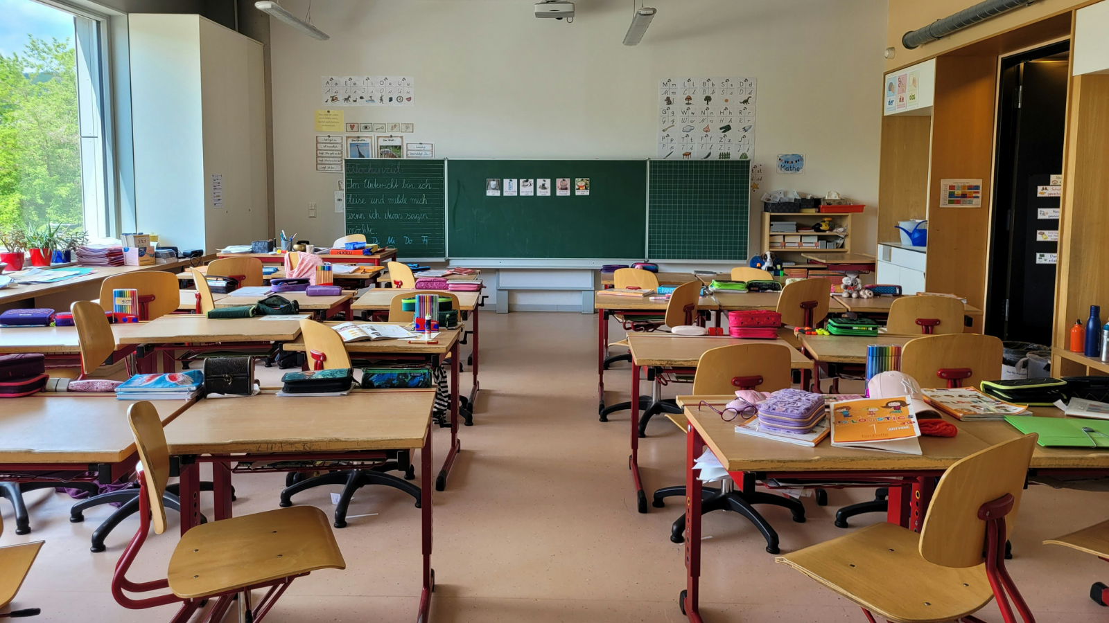 Families Are Taking Kids Out of School to Travel and Calling It Education, Here's What the Science Says