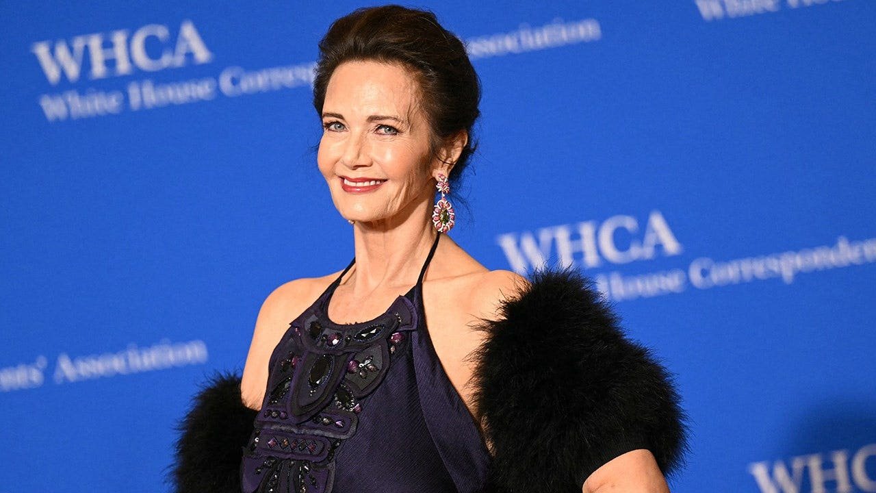'Wonder Woman' star Lynda Carter stuns fans with age-defying Instagram photos of her in a bathtub