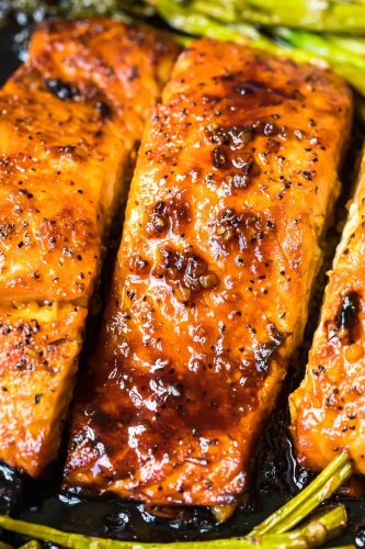 You’ll Never Get Bored of This Honey-Garlic Salmon and Asparagus Recipe