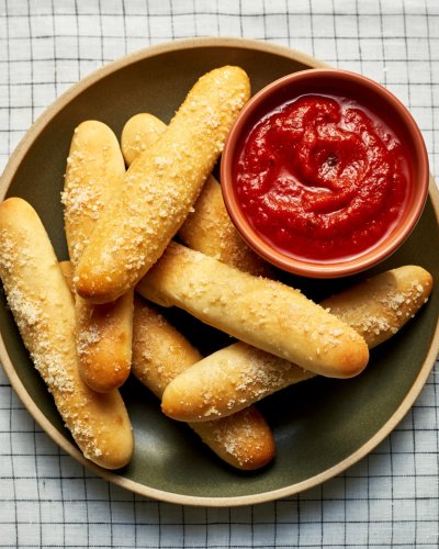 Little Caesars Copycat Breadsticks Are Buttery, Garlicky, Cheesy Perfection