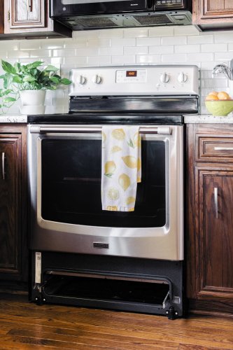 This Non-Toxic DIY Cleaner Is the Answer to Your Oven Cleaning Woes