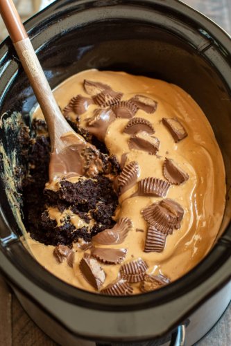 This Slow Cooker Peanut Butter Chocolate Cake Is a Foolproof Dessert