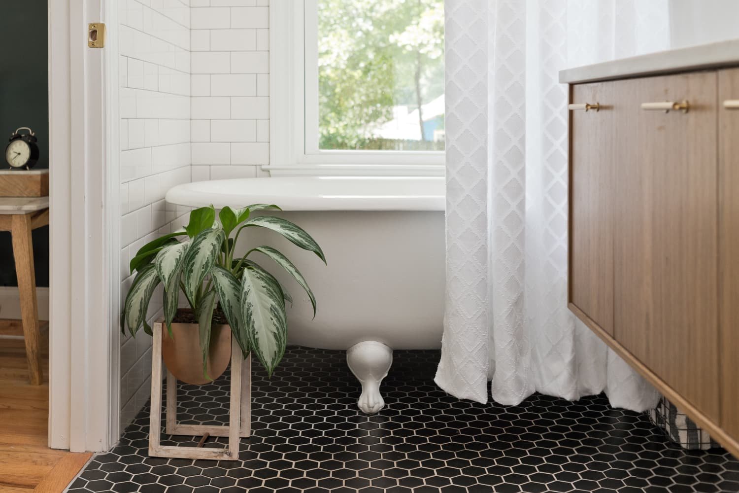 10 Quick Steps to a Cleaner Bathroom, Both Inside and Out